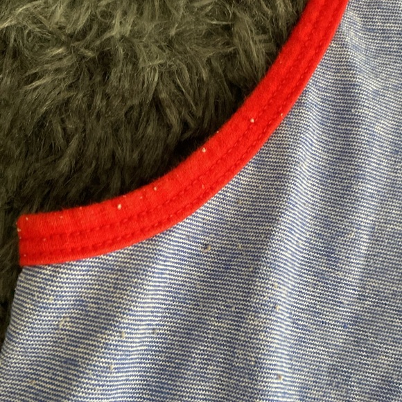 Red border and blue tank top - Picture 5 of 17